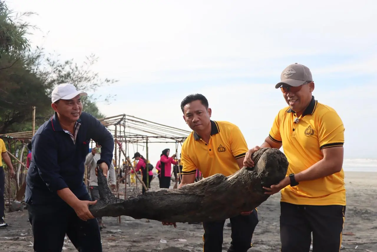 Dukung Program Indonesia ASRI, Polres Seluma Gelar Aksi Bersih Pantai