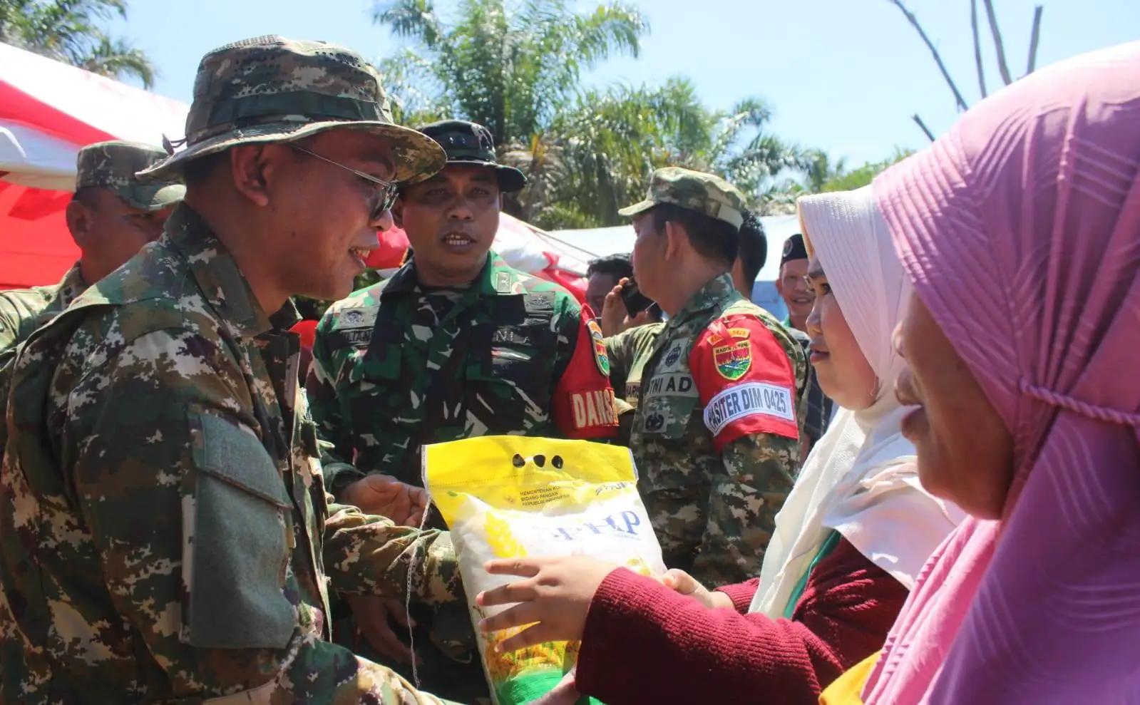 Kodim 0425/Seluma Bagikan Sembako saat Pembukaan TMMD ke-128 di Lubuk Lagan Talo