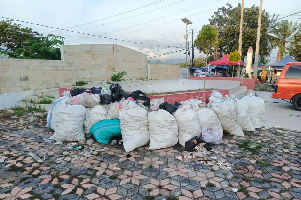 Pedagang Alun-alun Tais Keluhkan Tumpukan Sampah yang Tak Kunjung Diangkut