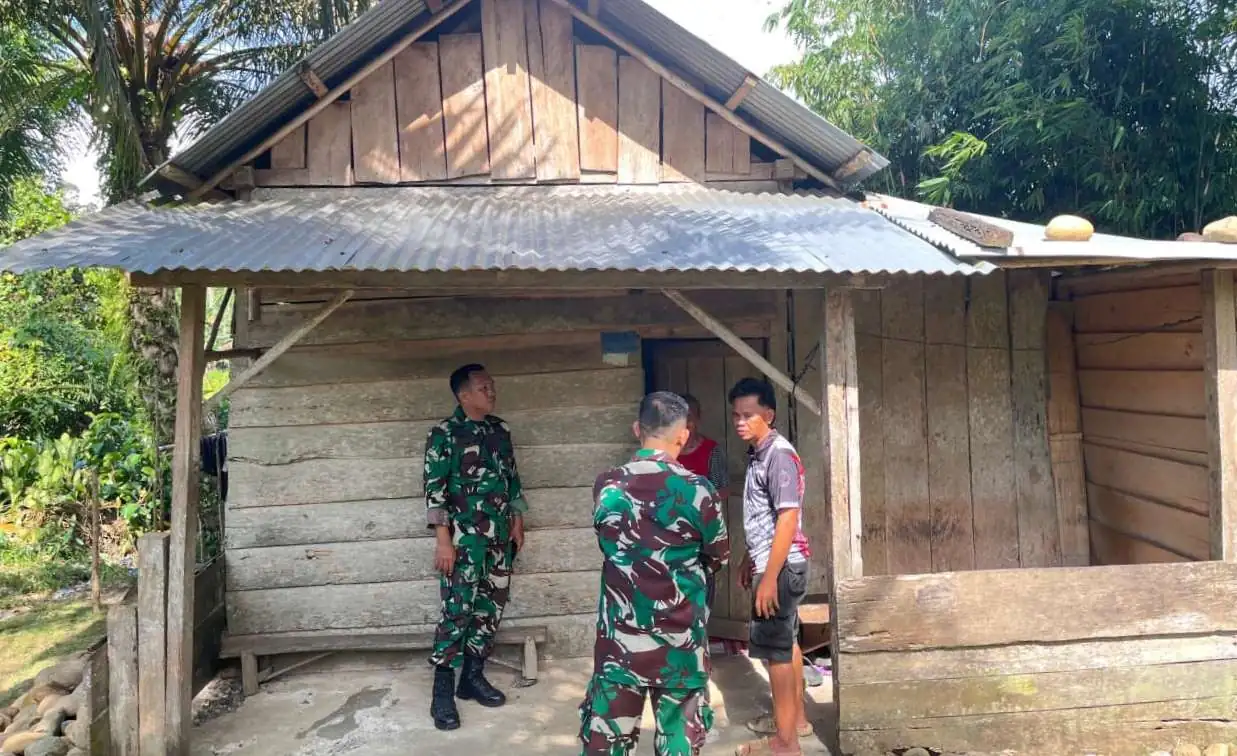 Beberapa personil TNI Kodim 0425/Seluma dalam program TMMD mendatangi rumah Nenek Betauna di Desa Lubuk Lagan, Kecamatan Talo Kecil, Seluma, Foto: Dok