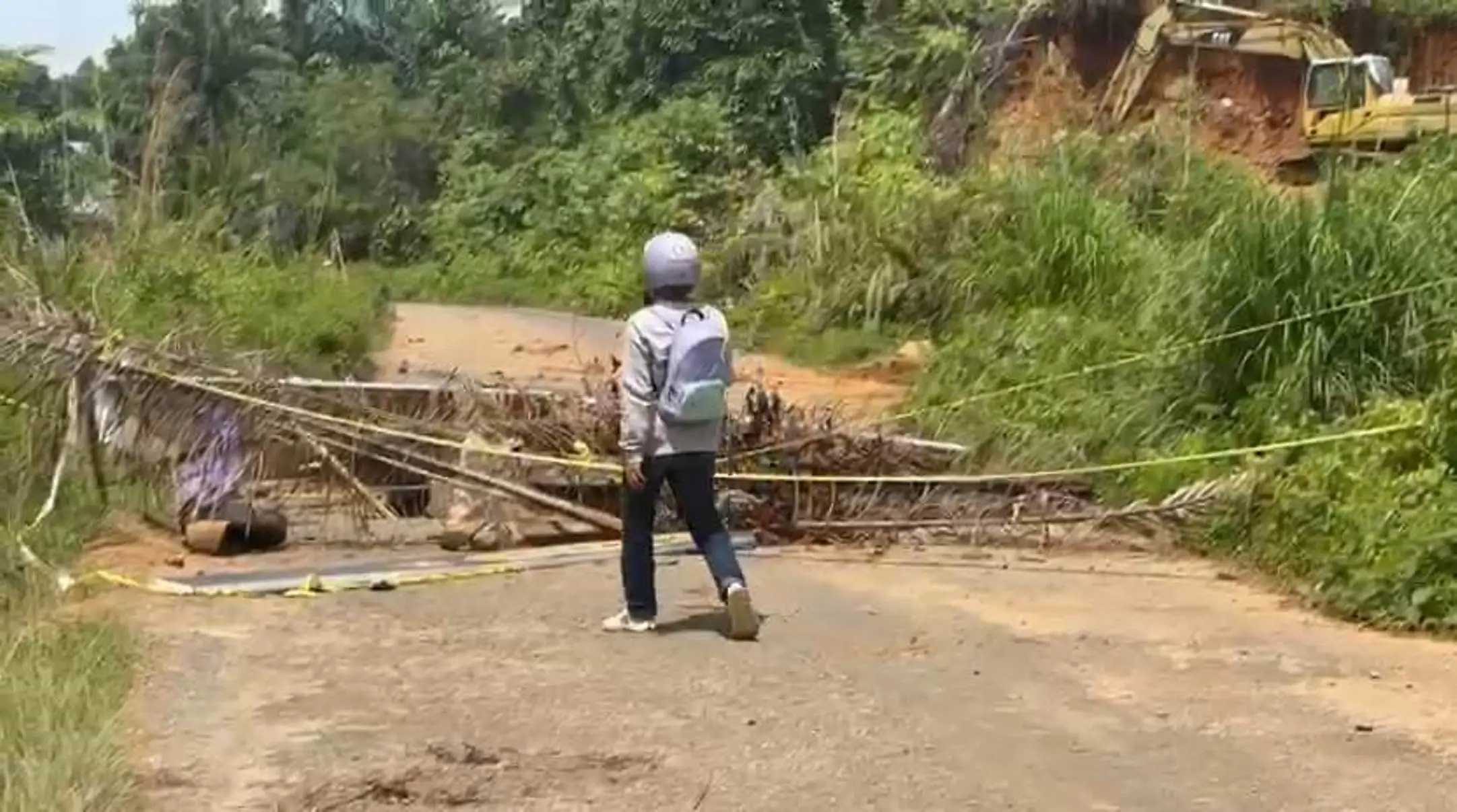 Warga Sembayat Keluhkan Jalan Rusak yang Sudah 4 Bulan Tak Diperbaiki Pemerintah