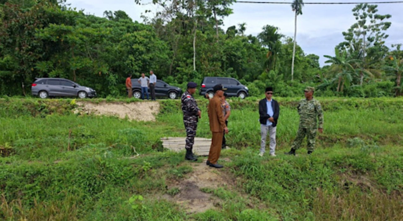 Wakil Ketua I DPRD Provinsi Bengkulu, Teuku Zulkarnain saat berdialog dengan petani Pulau Enggano, Foto: Dok
