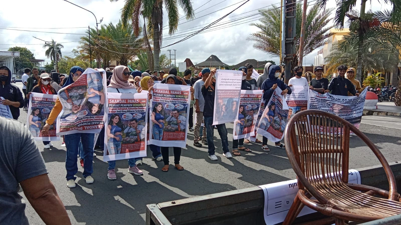 Emak-emak Gelar Aksi Demo, Desak Gubernur Helmi Hasan Copot Kadis PU