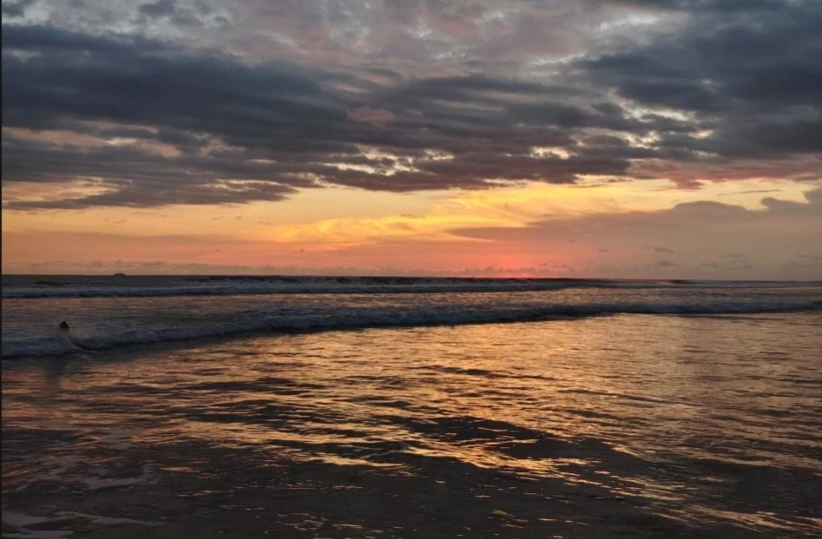 Fenomena Pantai Pasir Putih yang Ramai Dikunjungi Anak Muda