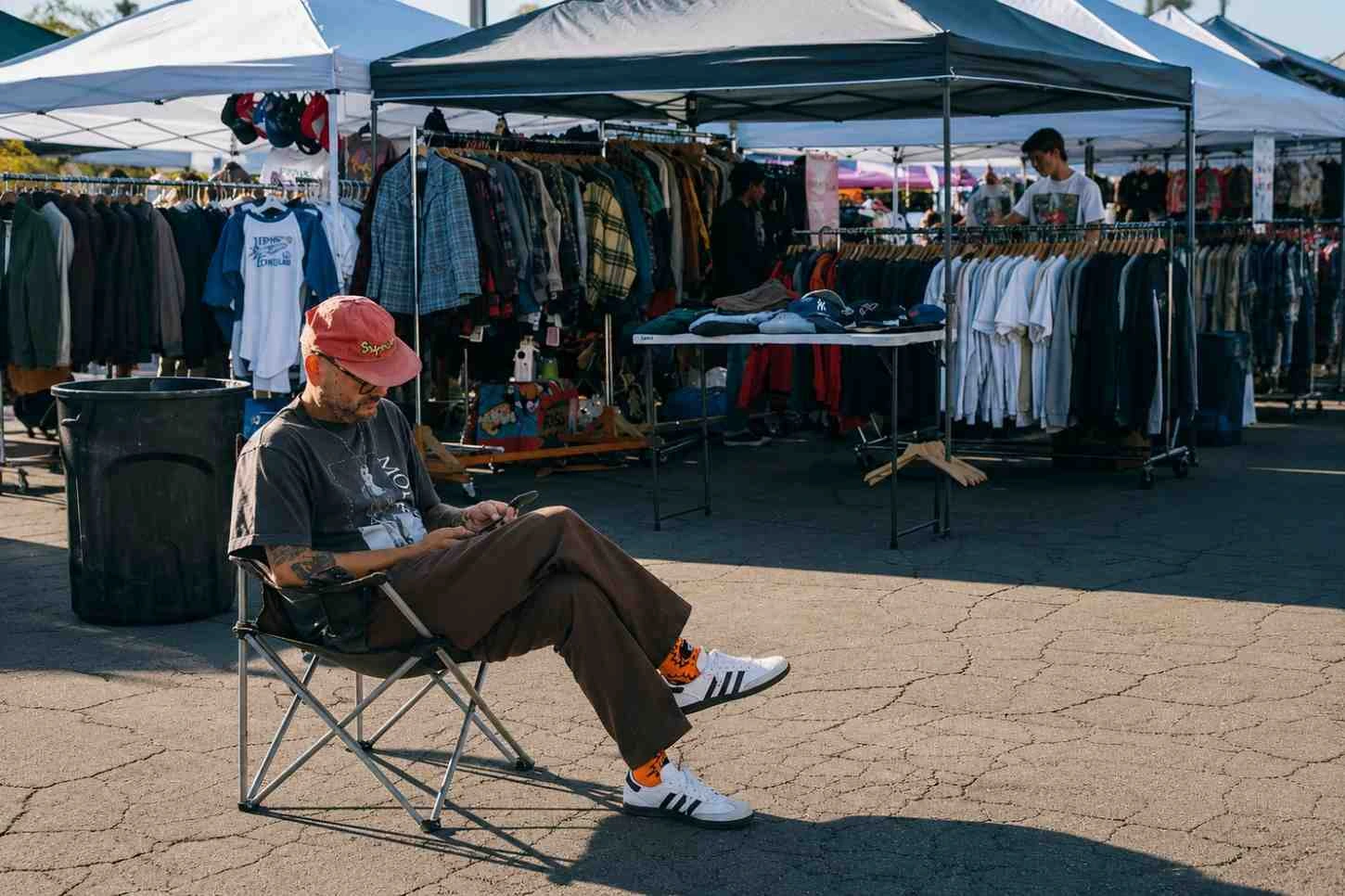 Gen Z Mengubah Definisi “Keren” Lewat Thrifting