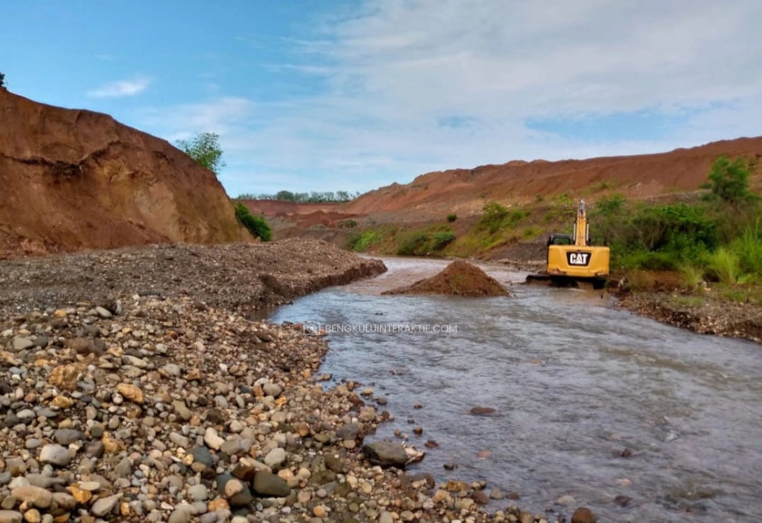 Pengalihan Alur Sungai oleh PT PMN Sudah Berulang, Sungai Air Besi Jadi ‘Bancakan’ Batu Bara