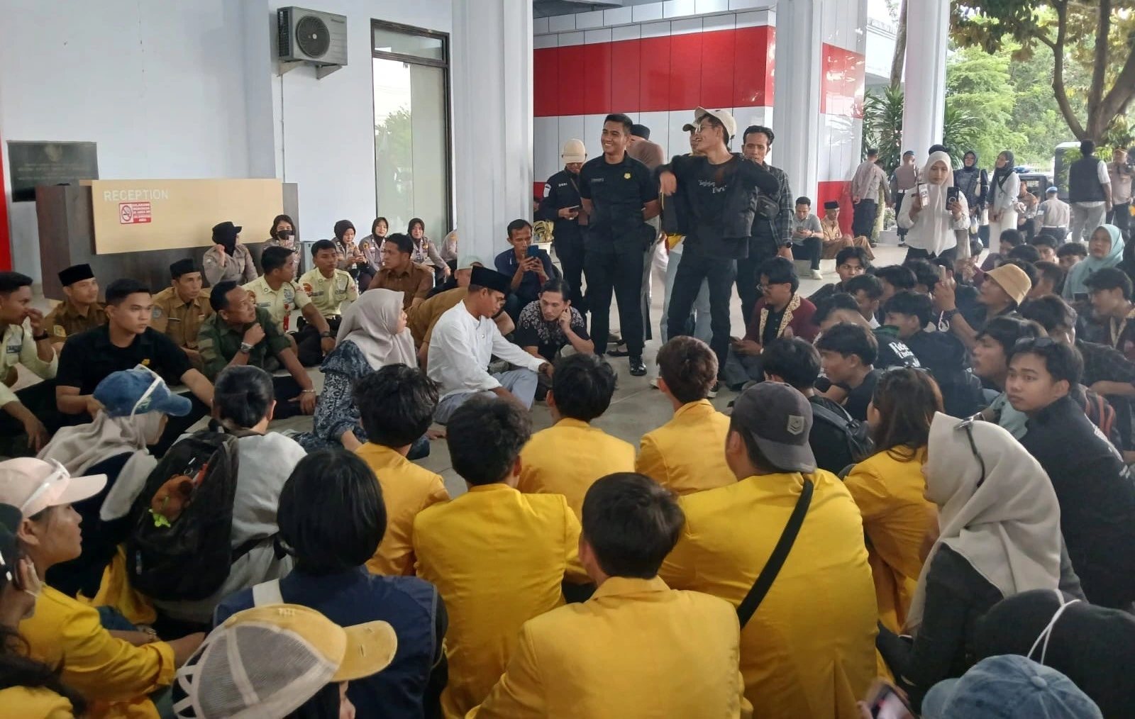 Sejumlah Anggota DPRD Provinsi Bengkulu menemui para mahasiswa aksi di halaman lobi gedung DPRD Provinsi Bengkulu, Foto: Dok