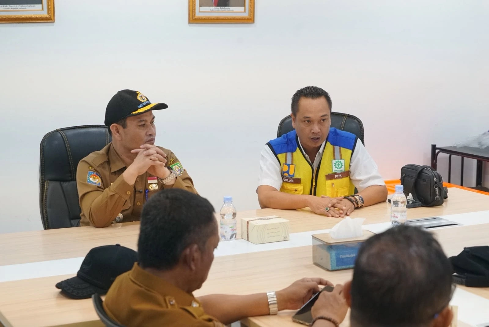 Sekretaris Daerah Provinsi Bengkulu, Herwan Antoni, saat melakukan koordinasi bersama Kepala Sentra “Dharma Guna” di Bengkulu, Hari Setiadi terkait progress Pembangunan Sekolah Rakyat, Foto: Dok