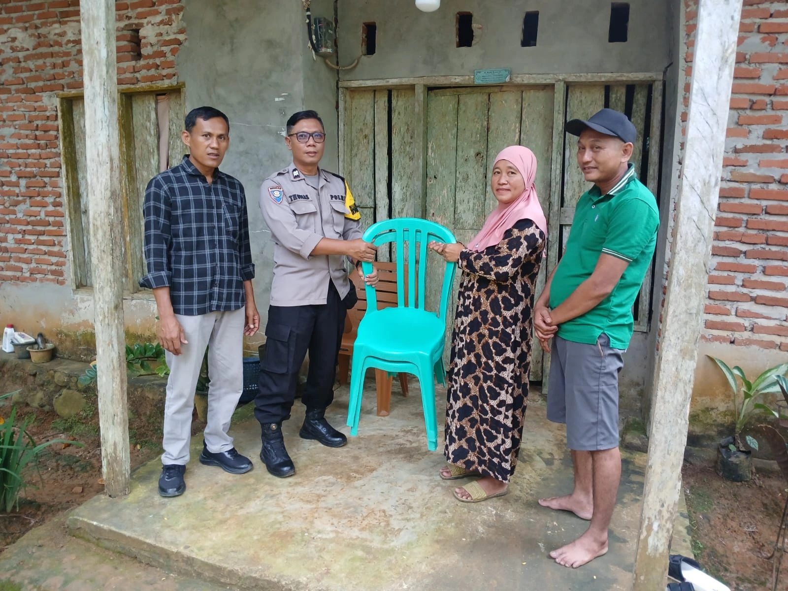 Polsek Sukaraja Bantu Wali Murid SDN 157, Serahkan Dua Kursi Usai Polemik Cindera Mata Kelulusan