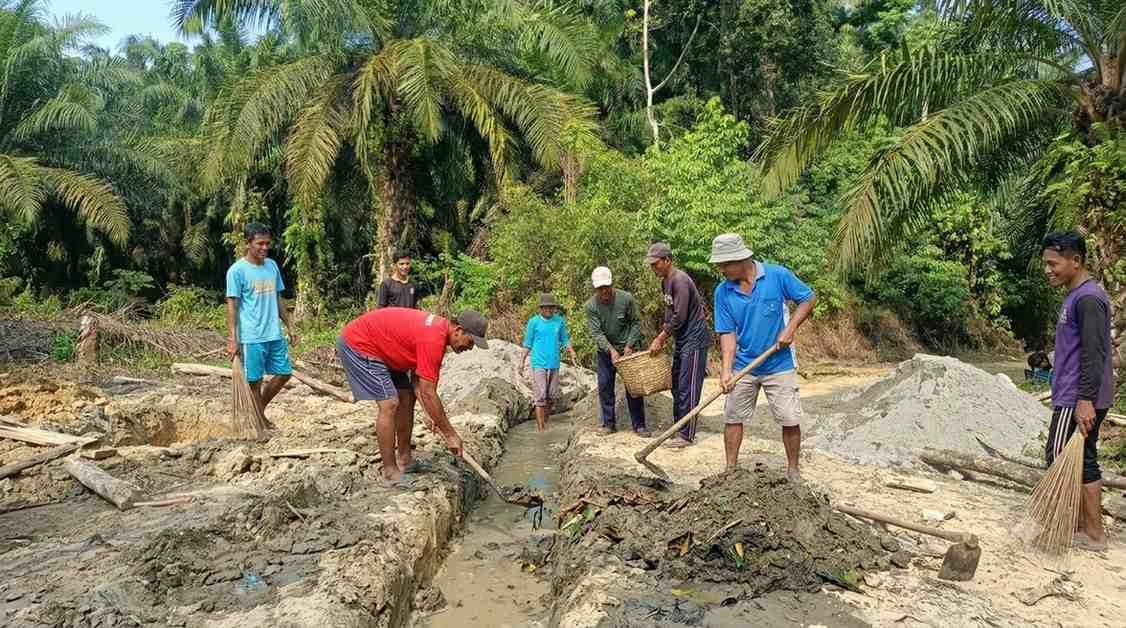 Warga Desa Karang Cahyo Gotong Royong Jaga Kebersihan Lingkungan