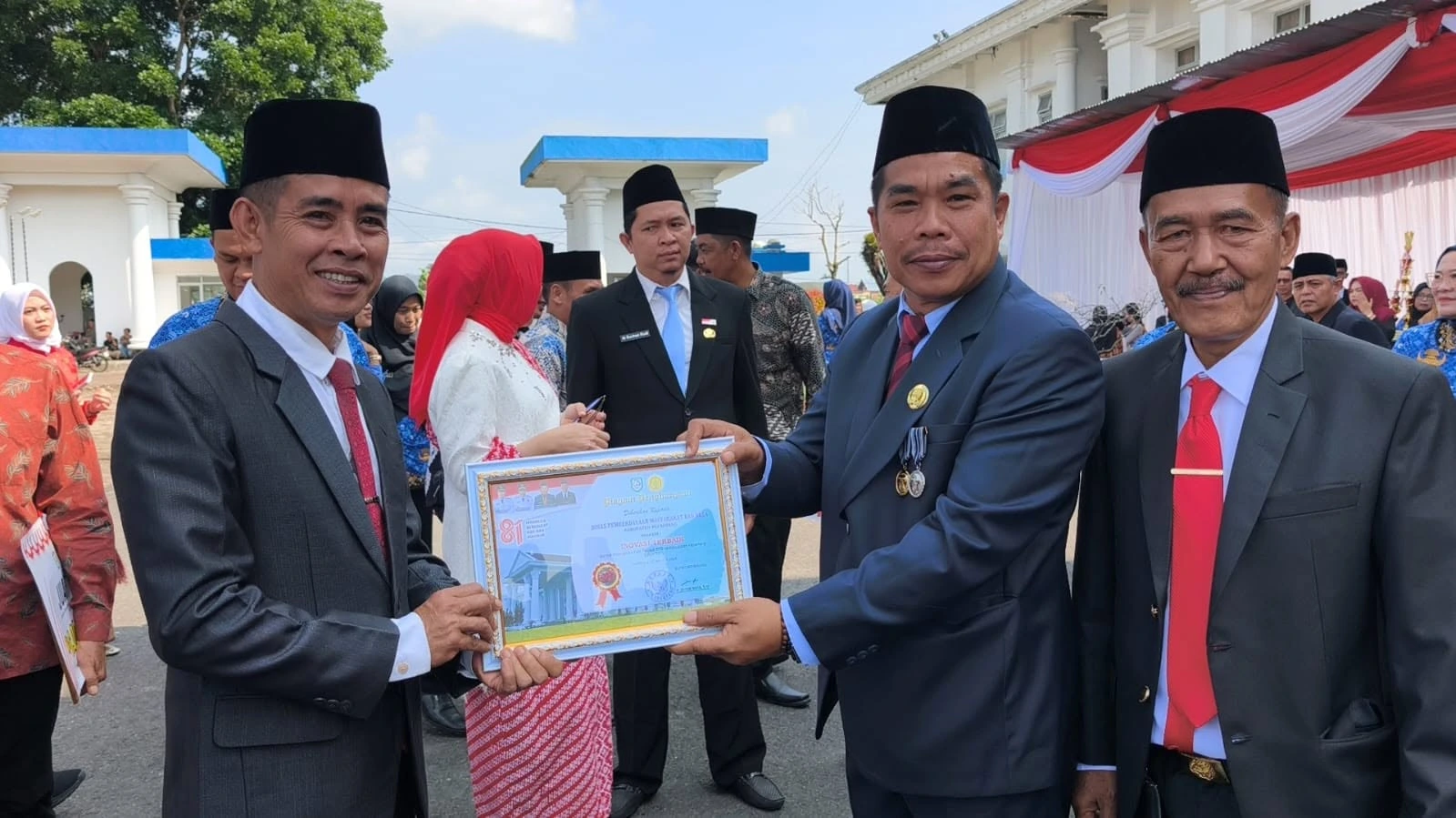 Sekda Hartono Serahkan Penghargaan kepada ASN Berprestasi di Lingkungan Pemkab Kepahiang