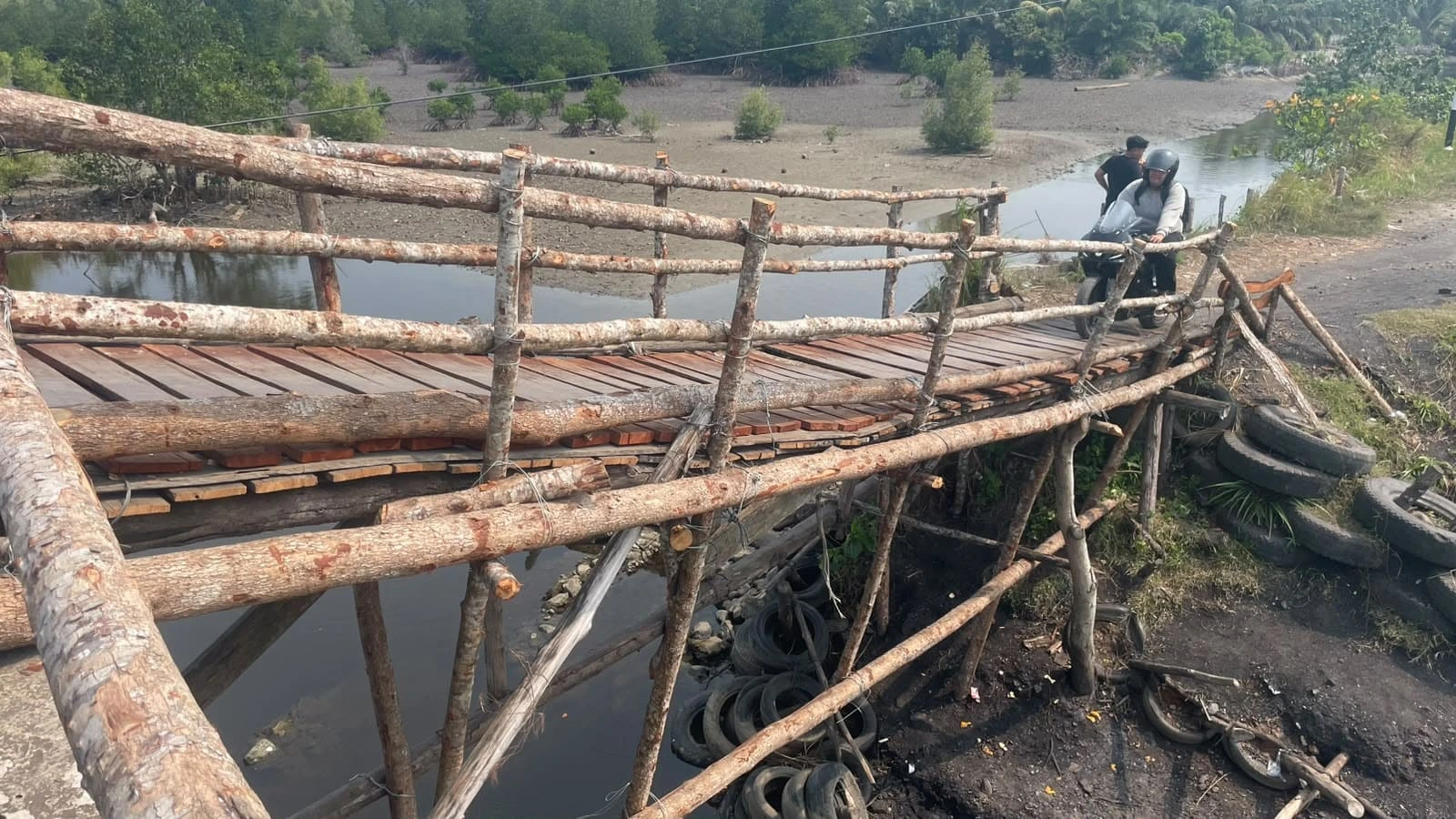Ironi di Tengah Kota Bengkulu, Warga Gotong Royong Perbaiki Jembatan Darurat yang Setiap Hari Dilewati Ratusan Pelajar