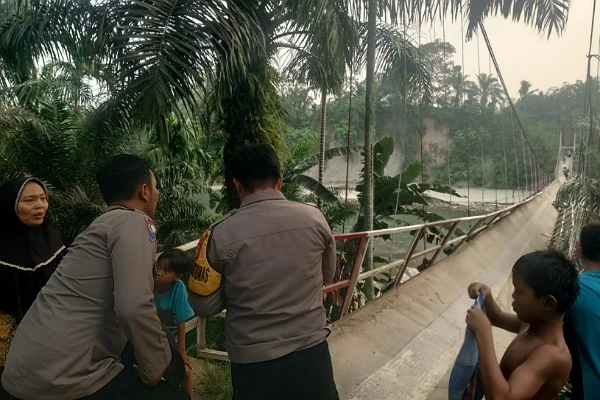 Jembatan Gantung di Seluma Ambruk Usai Direhabilitasi TNI, Empat Petani Terluka