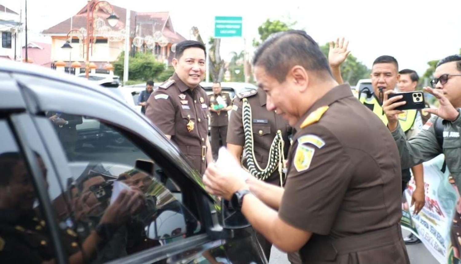 Peringati Hari Sumpah Pemuda, Kajati Bengkulu Anton Delianto Bagikan Stiker Ajakan Berantas Korupsi